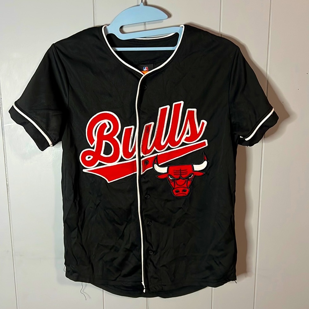 Black  Chicago Bulls Team Logo Button Down Tee